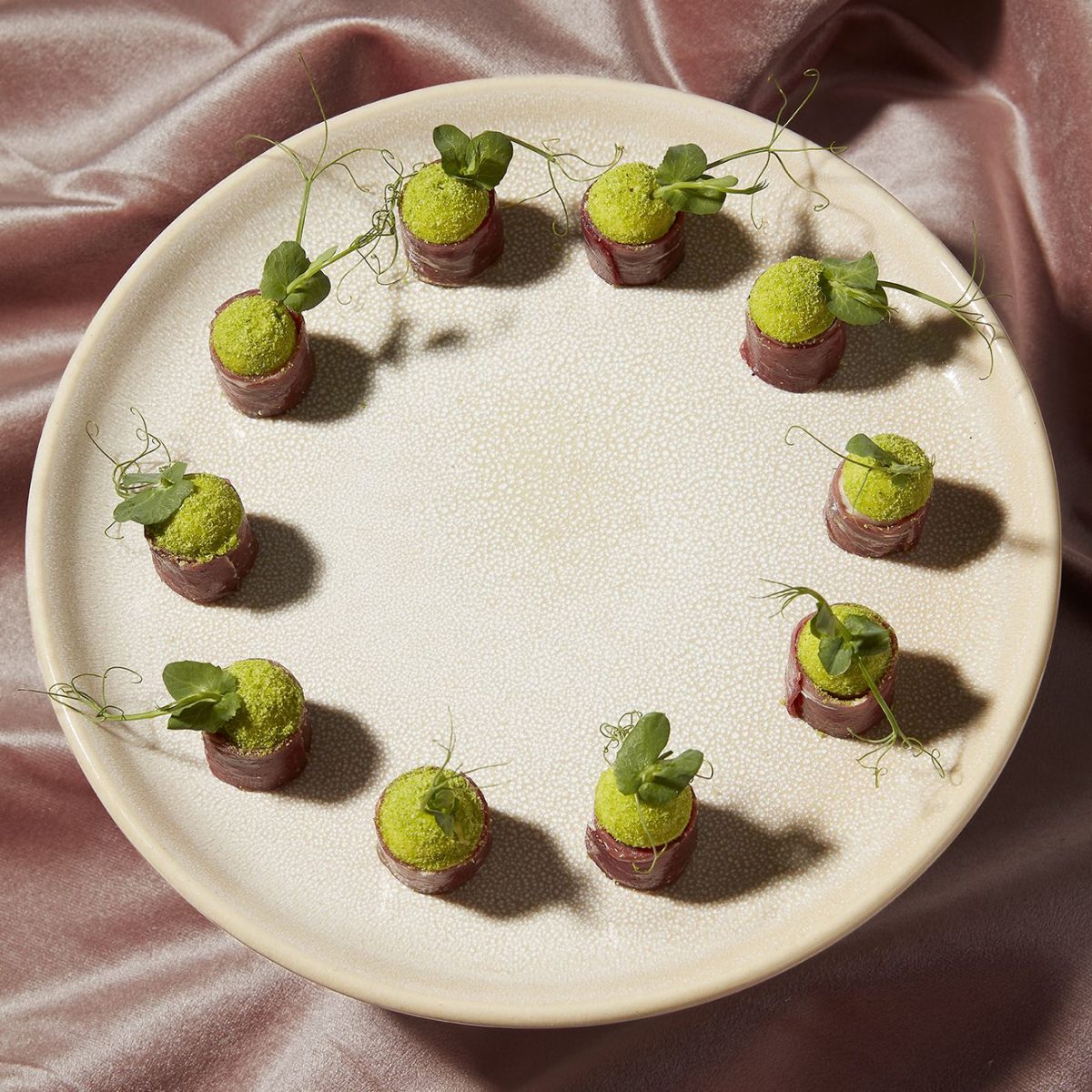 the best eco-responsible caterer in paris illustrated by a plate of plant-based cocktail pieces