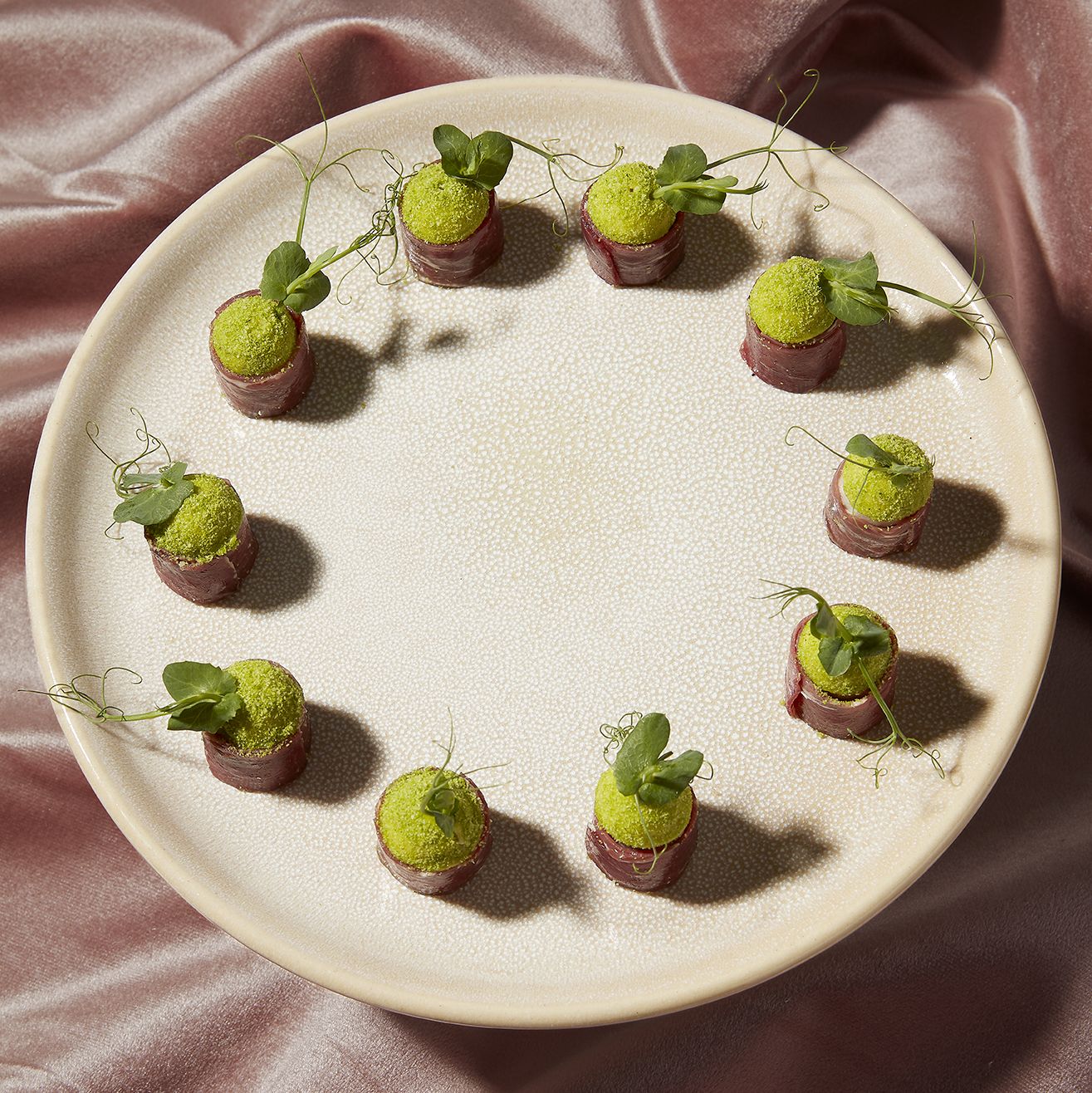 le meilleur traiteur éco-responsable de paris illustré par une assiette de pièces cocktail végétale