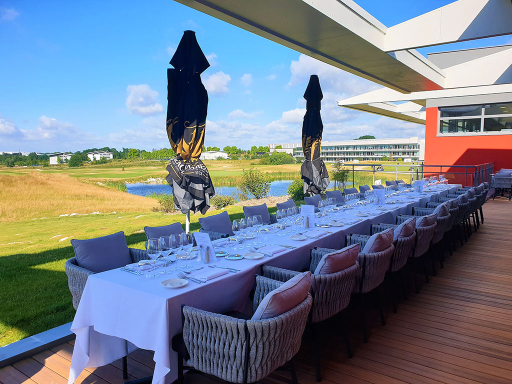 Photo of the terrace of Roissy International Golf, with a set table, illustrating its leading position among seminar venues in the Île-de-France region