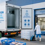 Photo d'un container frigorifique devant un supermarché, pour illustrer le besoin de chambre froide industrielle agroalimentaire